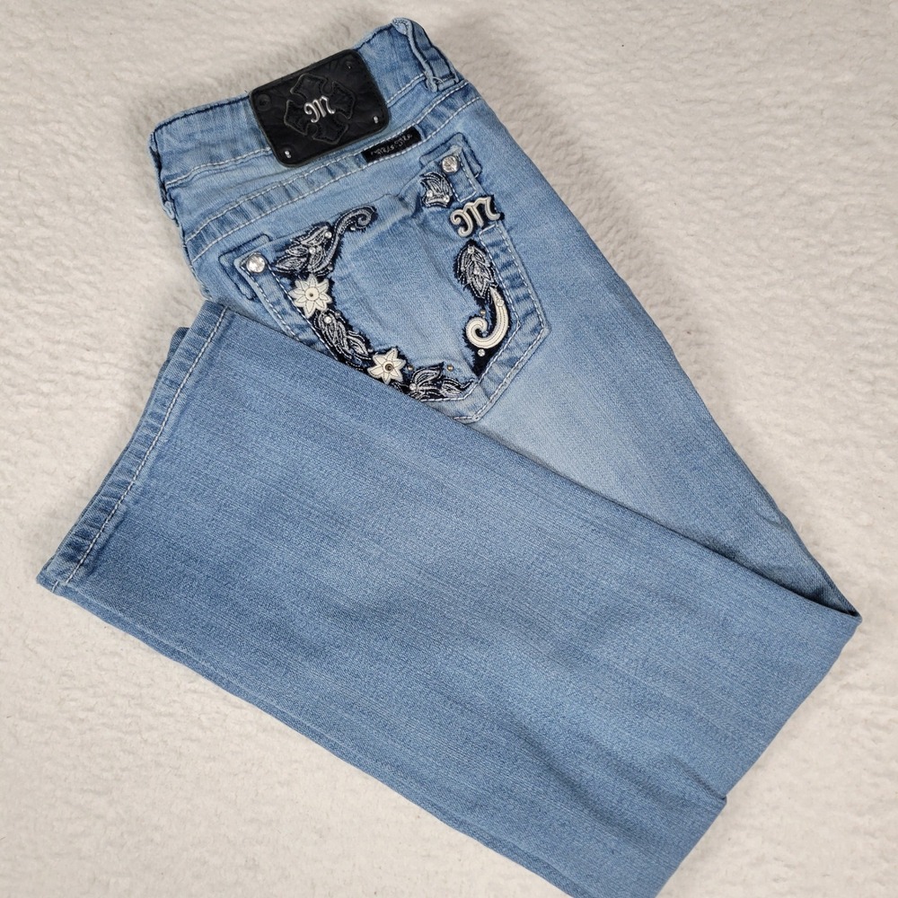 Miss Me Boyfriend Capri Women 30 (32x26) Light Wash Blue Embroidered Jeans